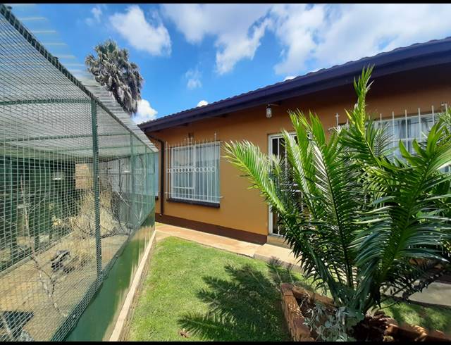 3 BEDROOM FREEHOLD FOR SALE IN MINNEBRON